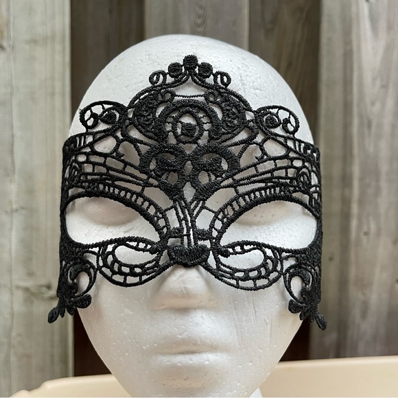 SET Lace Mask with Lace Ears - Picture 3 of 4